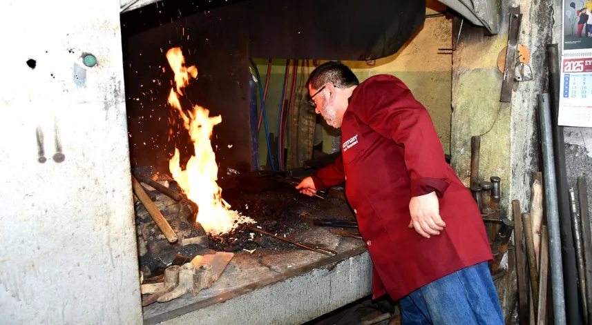 'Ahi esnaf beratı' alan Ahmet Yavuz, 45 yıldır demir dövüyor