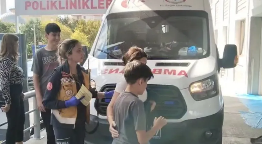 Okulda rahatsızlanan 12 öğrenci gıda zehirlenmesi şüphesiyle hastaneye kaldırıldı