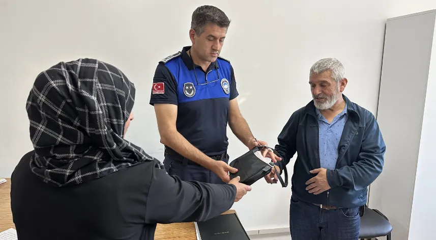 Samsun'da ayakkabı boyacısı sokakta bulduğu 42 bin lirayı sahibine ulaştırdı