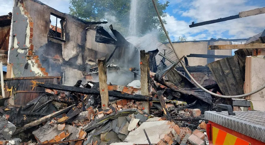 2 katlı ev, yangında kullanılamaz hale geldi