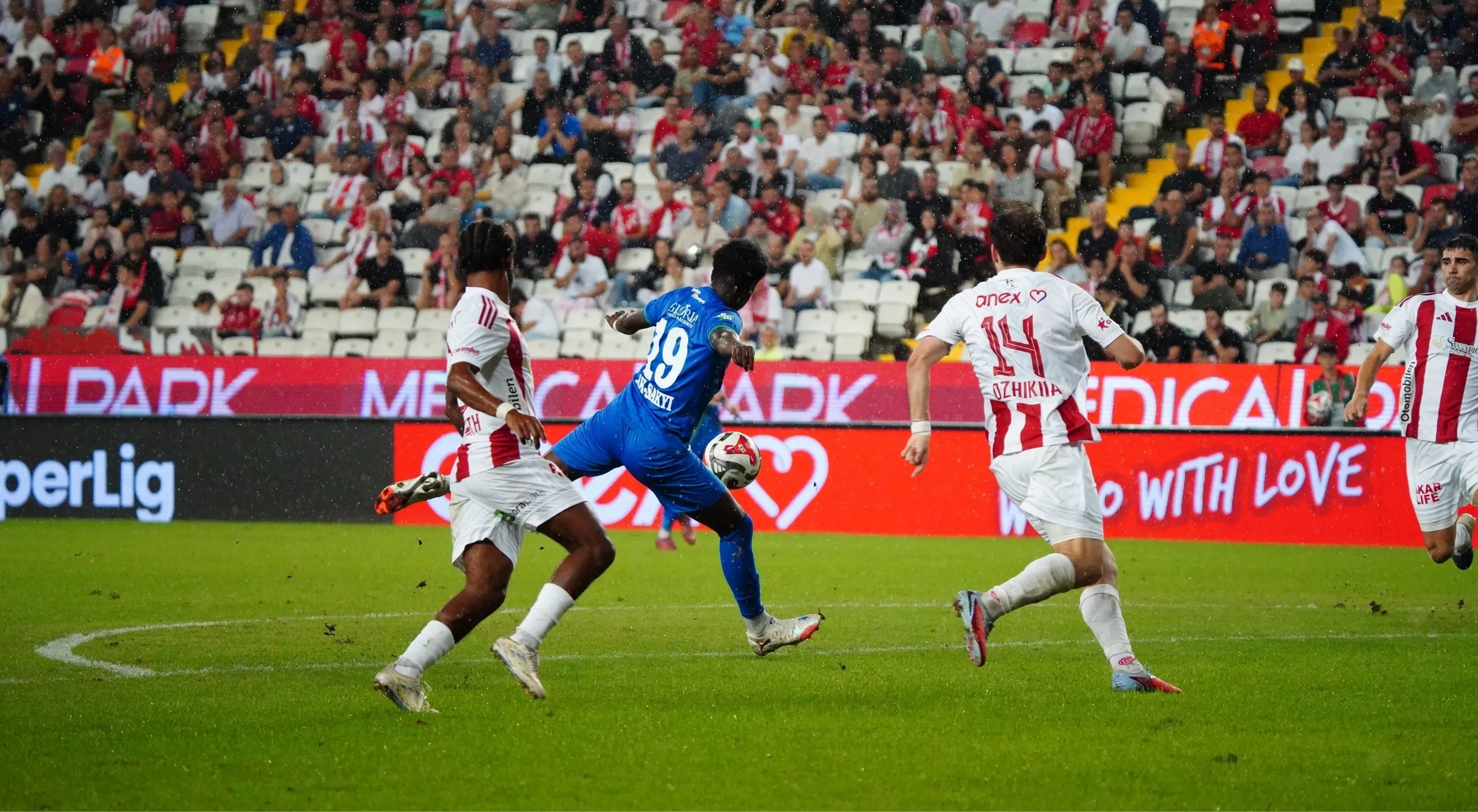 Çaykur Rizespor Antalya'da farklı kazandı