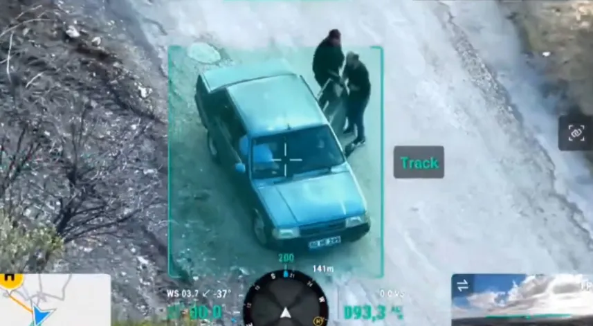 Uygulamayı fark edince arkadaşı ile yer değiştiren ehliyetsiz sürücü dron kamerasında