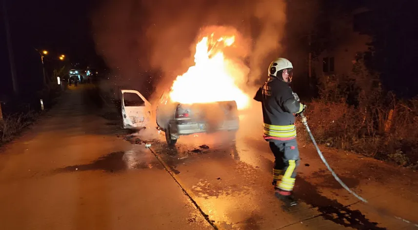 Samsun'da seyir halindeki otomobil alev aldı