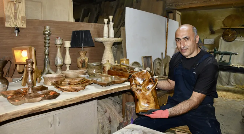 Ahşap sanatını hobi edinen polis, dekoratif süs ve mutfak eşyası yapıyor