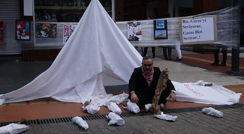 Gazze’de ölen bebeklere dikkat çekmek için kefenli eylem yaptı