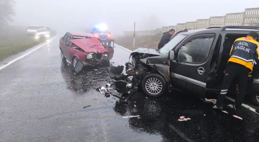 Hafif ticari araçla otomobilin çarpıştığı kazada 1 kişi öldü, 6 kişi yaralandı