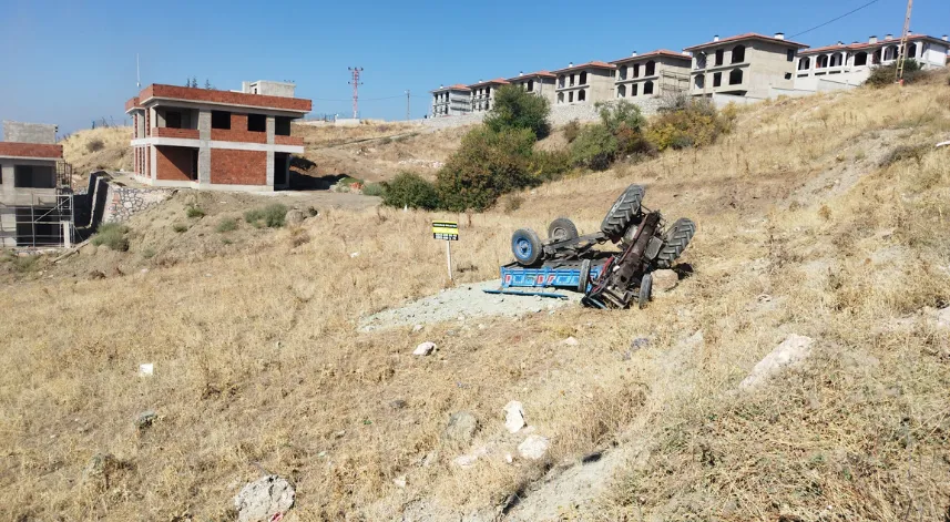 Tokat’ta traktör tarlaya devrildi: 2 ağır yaralı