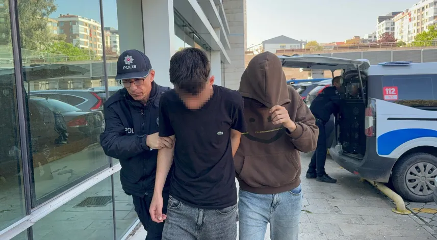 Mağazalardan giyim eşyası çalan 2 kişi yakalandı