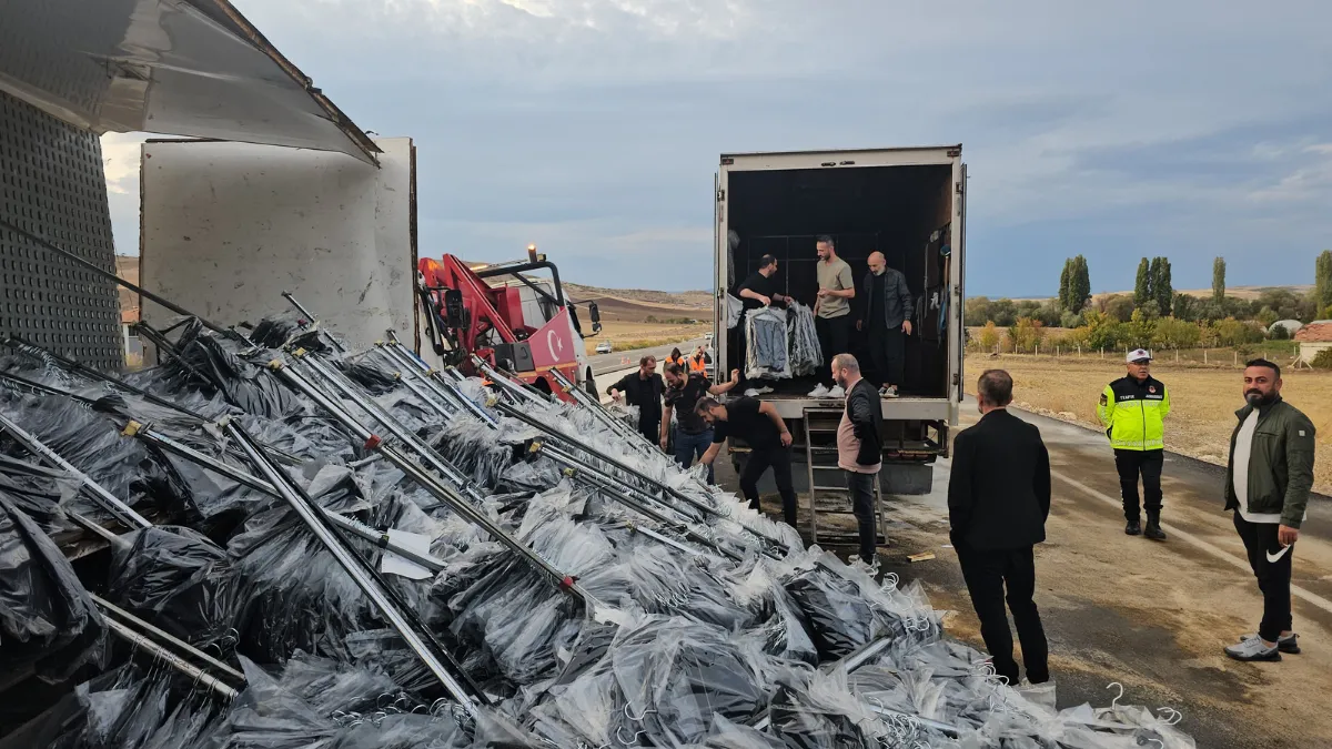 Çorum'da tekstil yüklü kamyon devrildi