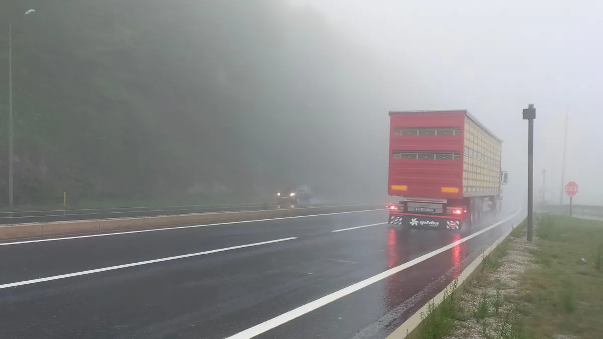 Bolu Dağı'nda sis ve sağanak ulaşımı olumsuz etkiledi