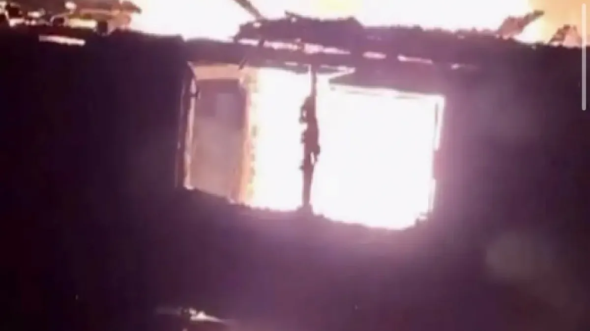 Evinde çıkan yangında pencereden atlayan kişi yaralandı