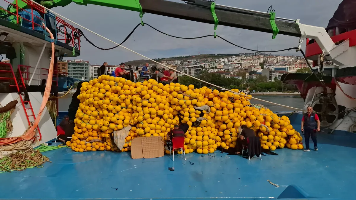 Sinop'ta fırtına uyarısı sonrası limana sığınan balıkçılar teknelerinin bakımını yapıyor