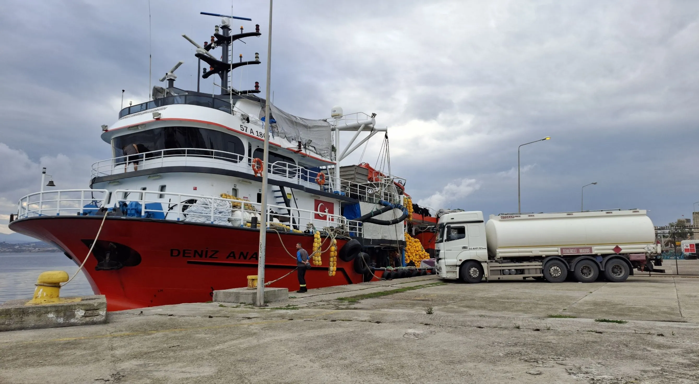 Fırtına uyarısı sonrası limana sığınan balıkçılar teknelerinin bakımını yapıyor