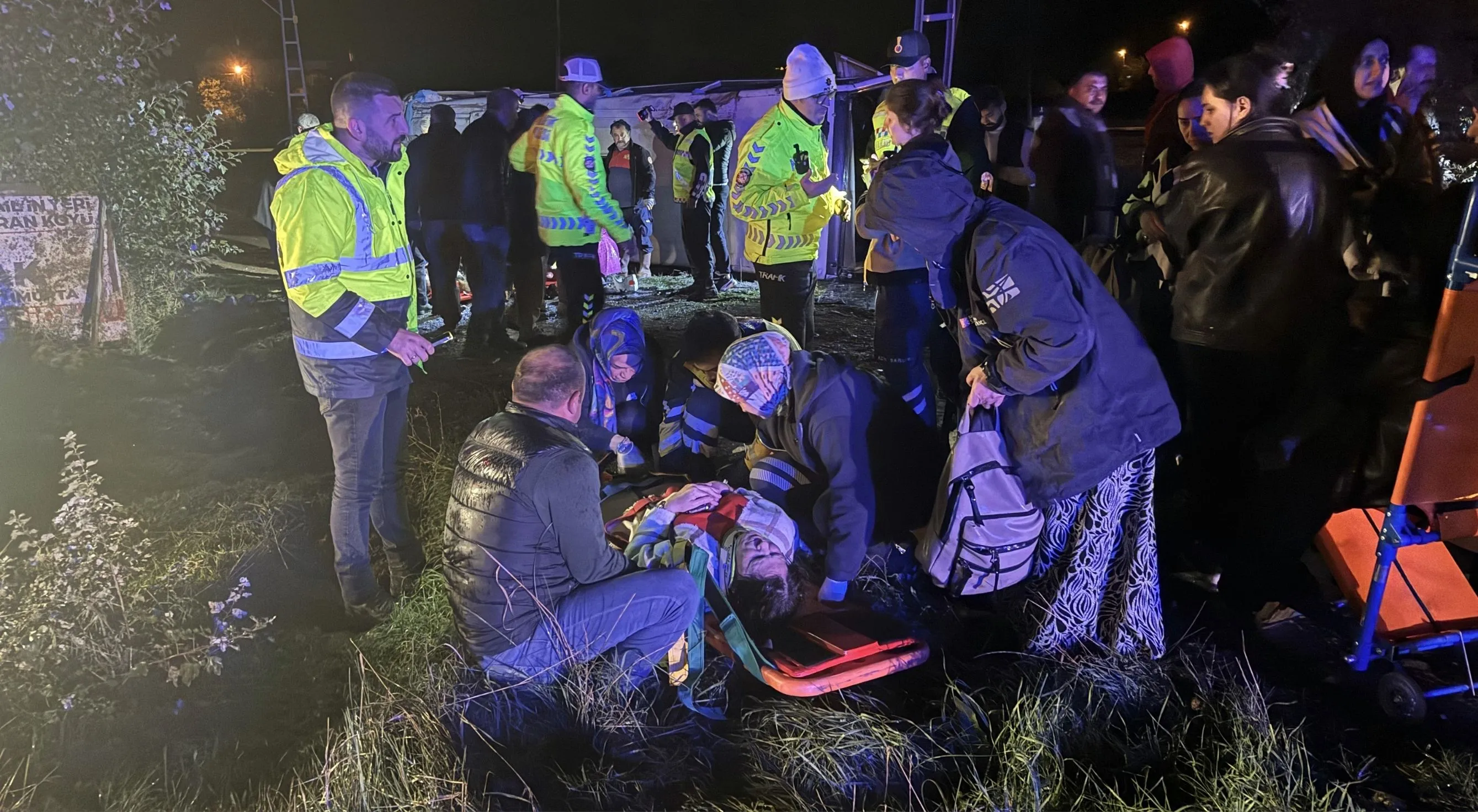 Kastamonu'da tur midibüsü devrildi, 25 kişi yaralandı