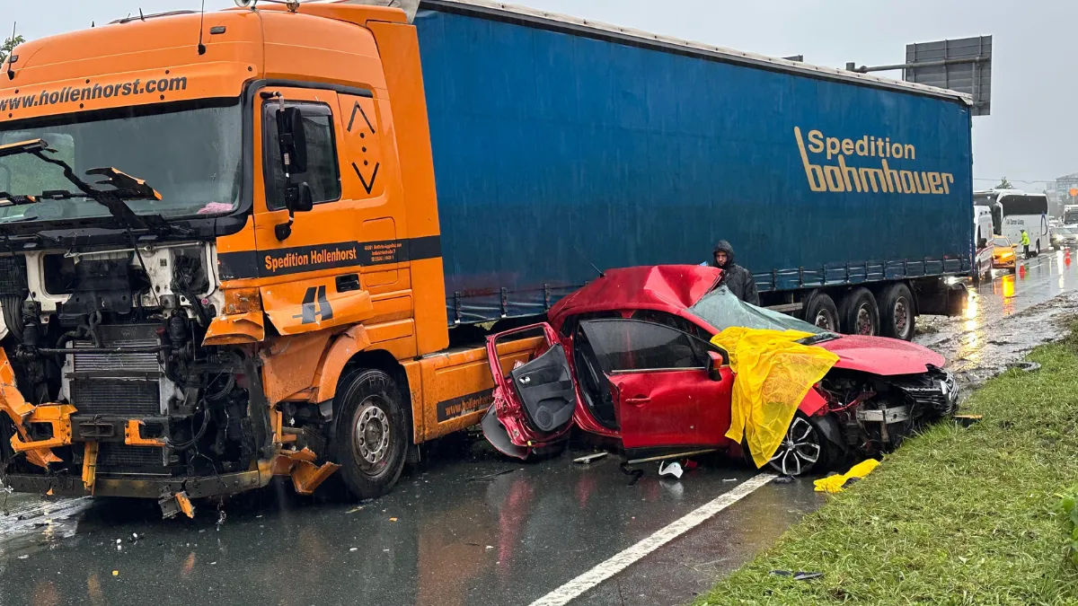 Rize’de Feci Kaza: Otomobil Tırla Çarpıştı, 3 Ölü