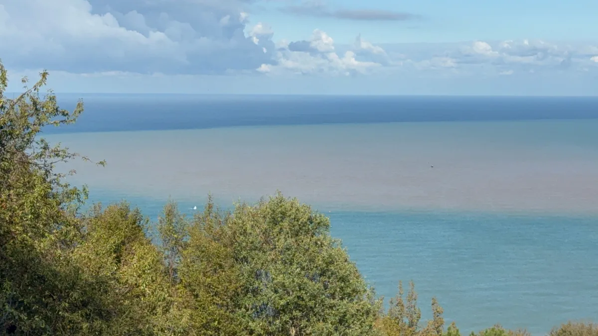 Bartın Irmağı’nın taşıdığı çamur nedeniyle denizin rengi değişti