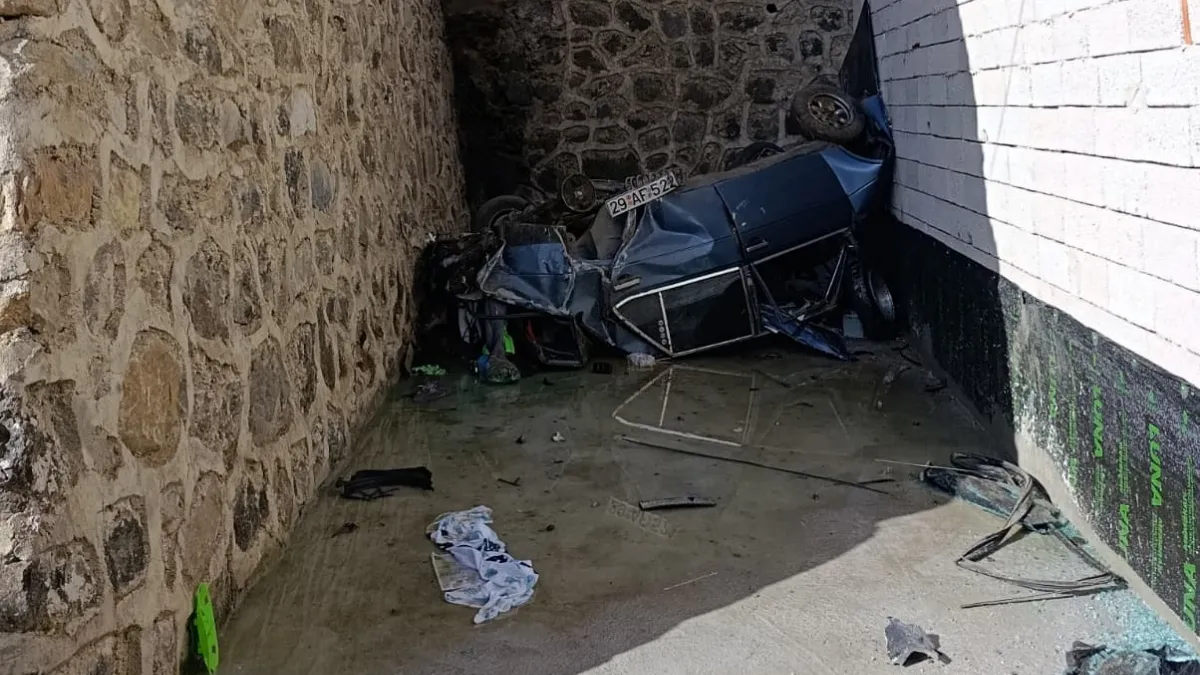 Otomobil istinat duvarını aşıp belediye otoparkına düştü