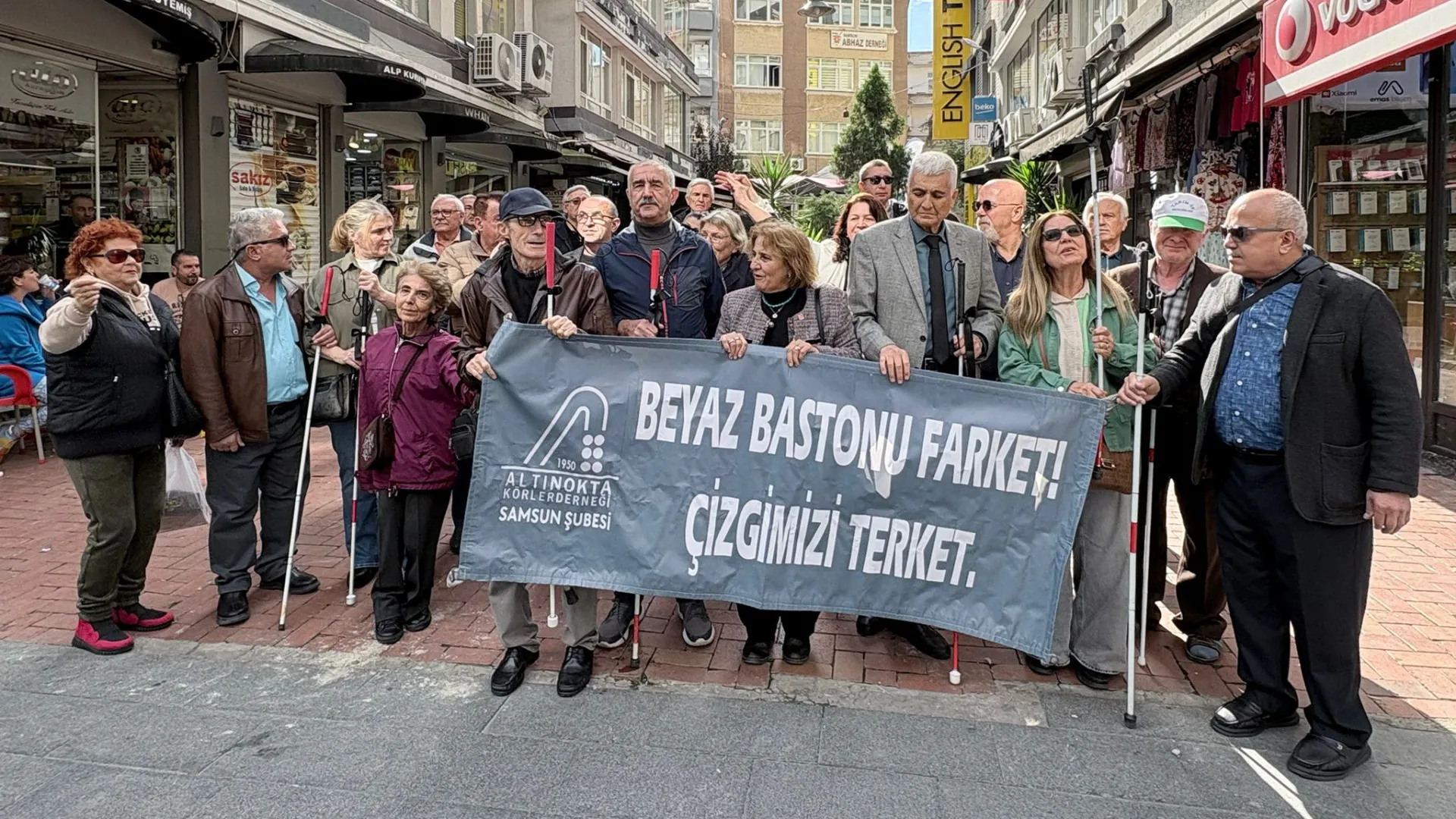 Beyaz bastonlarına siyah kurdele taktılar