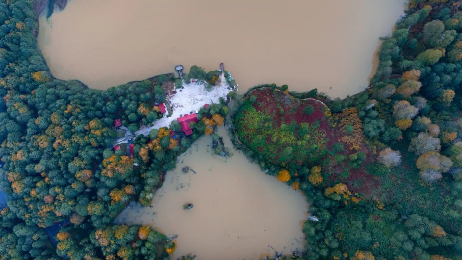 Borçka Karagöl'e en çok sonbahar renkleri yakışıyor