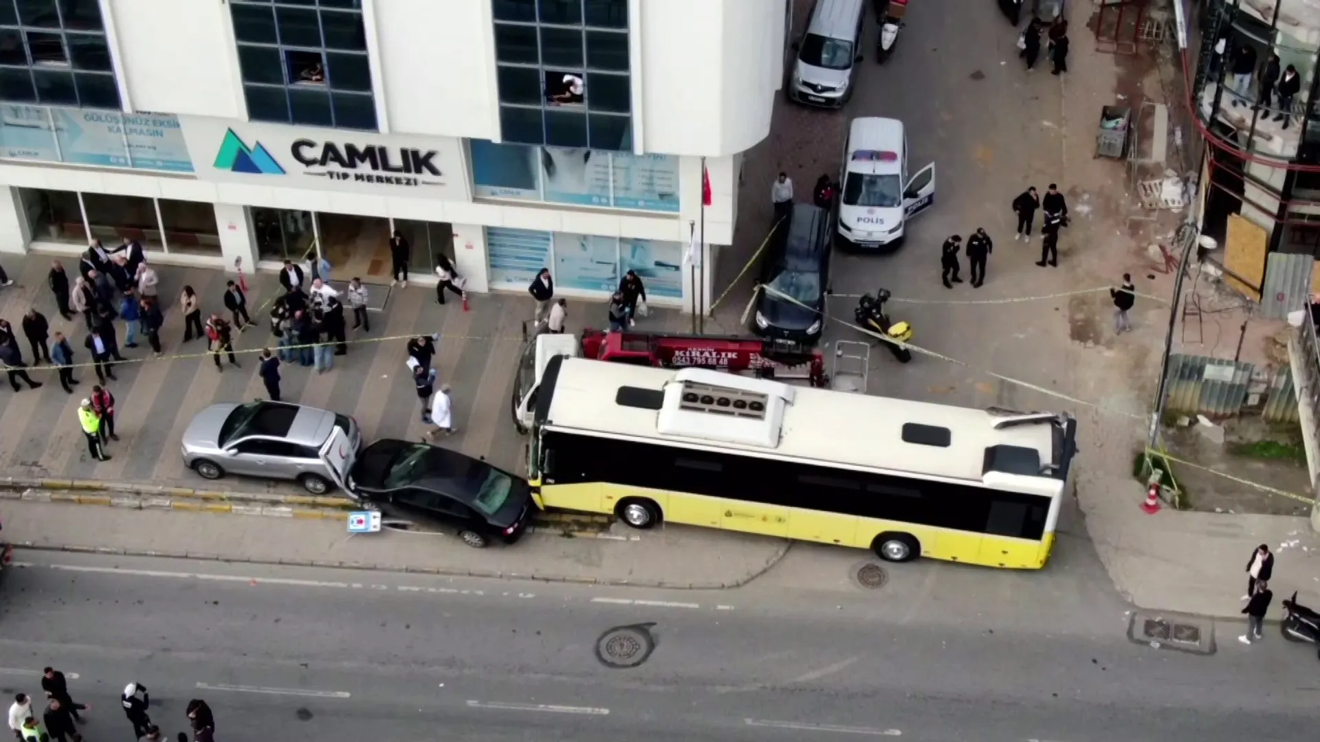 Çekmeköy'de otobüs durağa daldı: 1 ölü, 4 yaralı