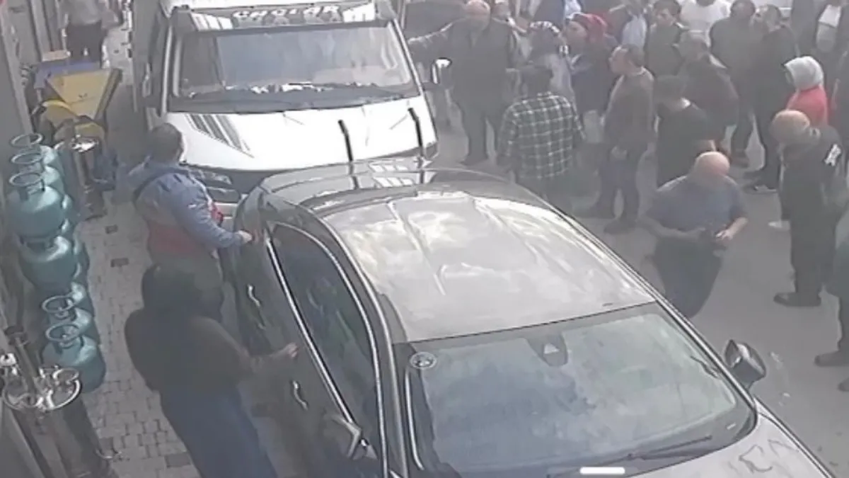 Kamyonet, otomobile çarptı; nöbet geçiren sürücü hastaneye kaldırıldı