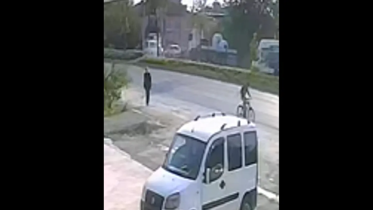 Durakta beklerken hafif ticari aracın çarptığı kadın öldü; kaza anı kamerada