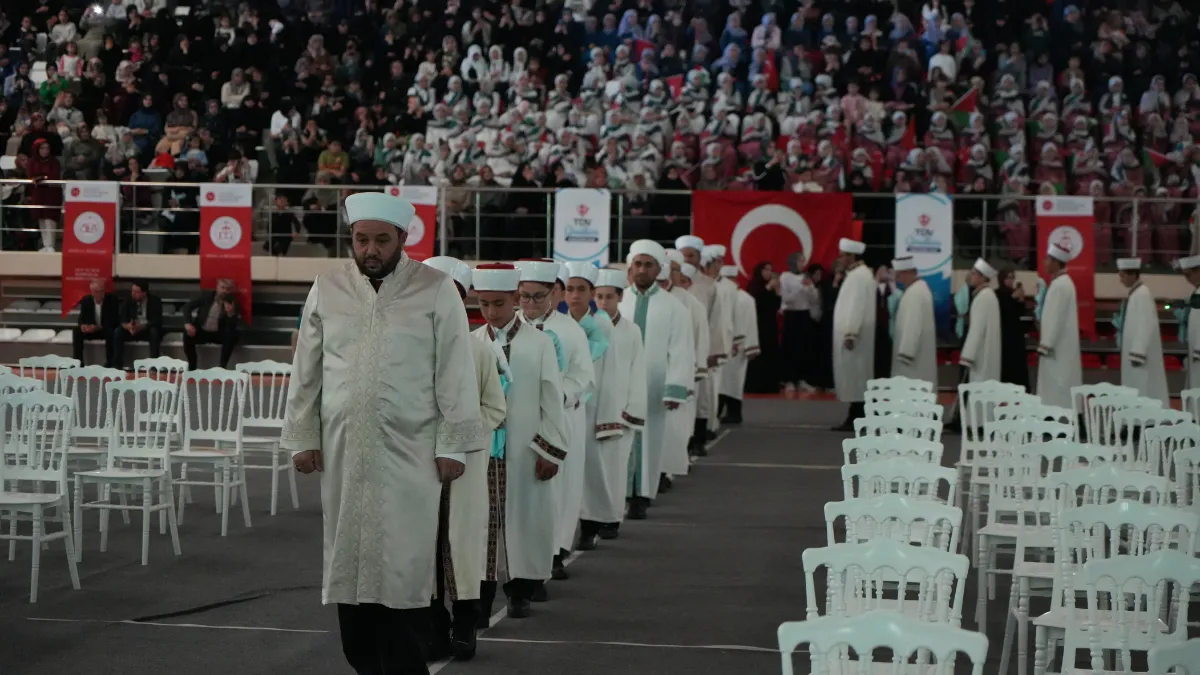 Kur’an’ı ezberleyen 75 erkek, 88’i kız öğrenci hafızlık icazetlerini aldı