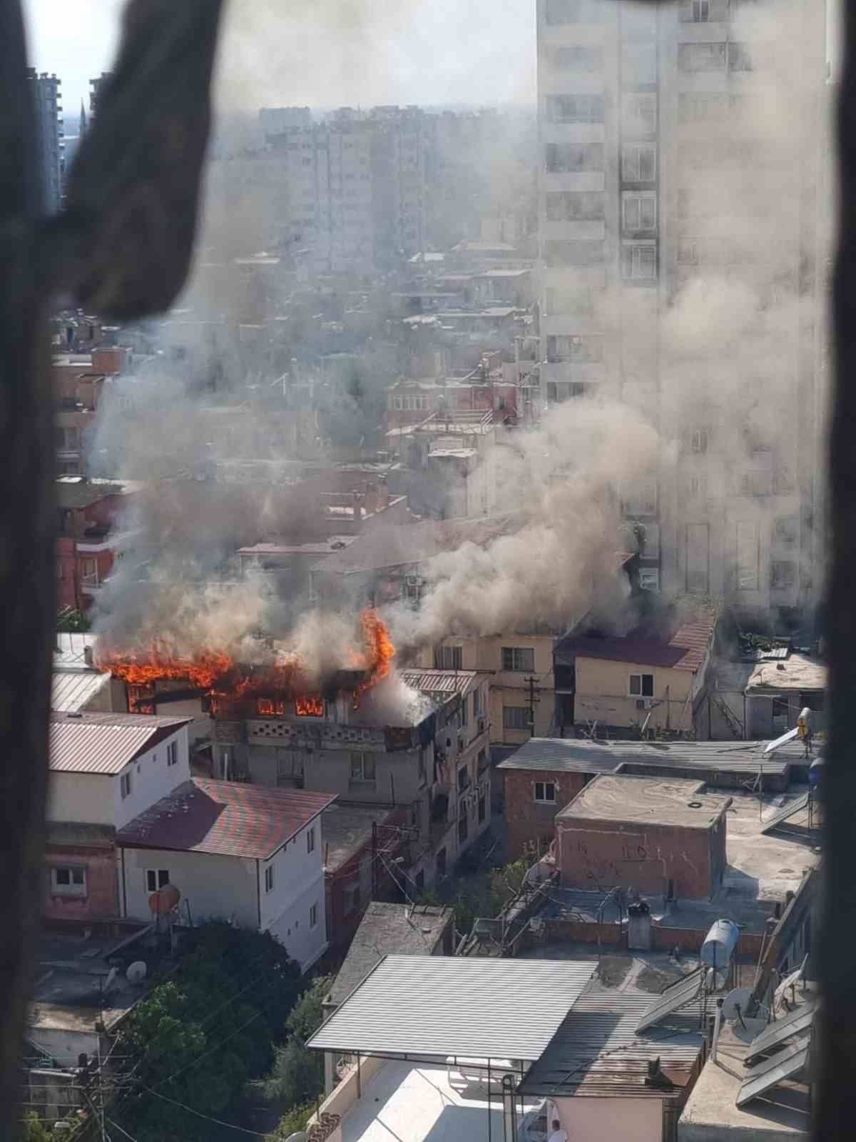 Adana’da 3 katlı ev yanarak kullanılamaz hale geldi