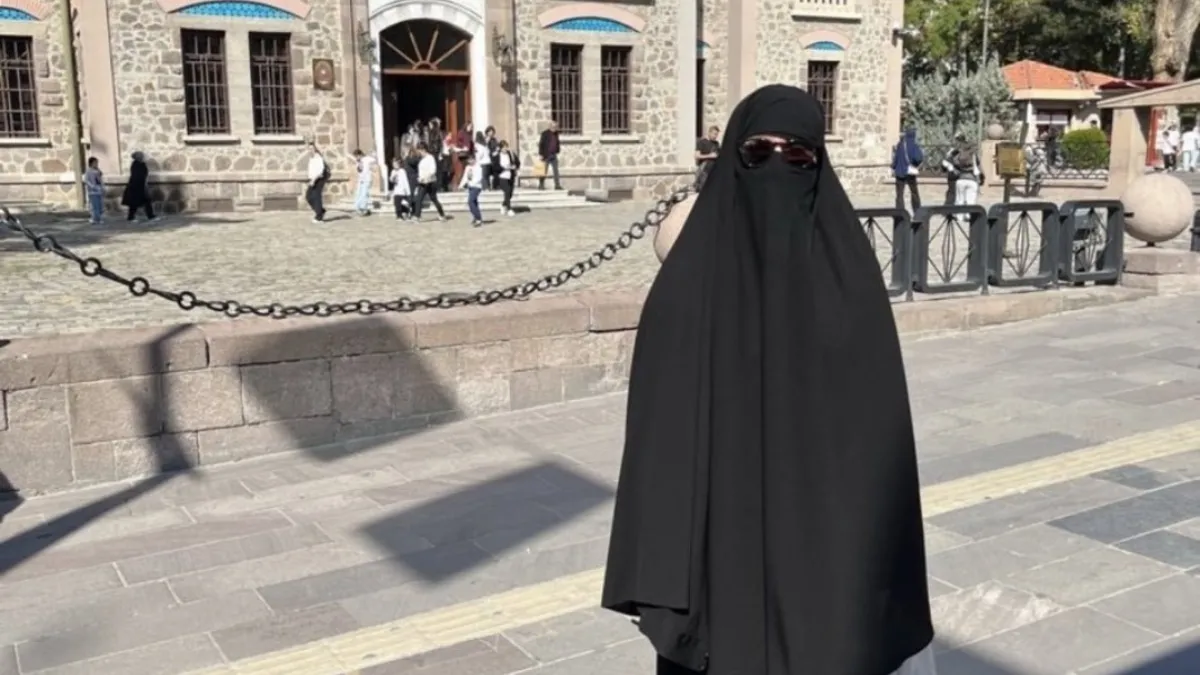 Ankara'da çarşafla gezen erkek şahıs gözaltına alındı