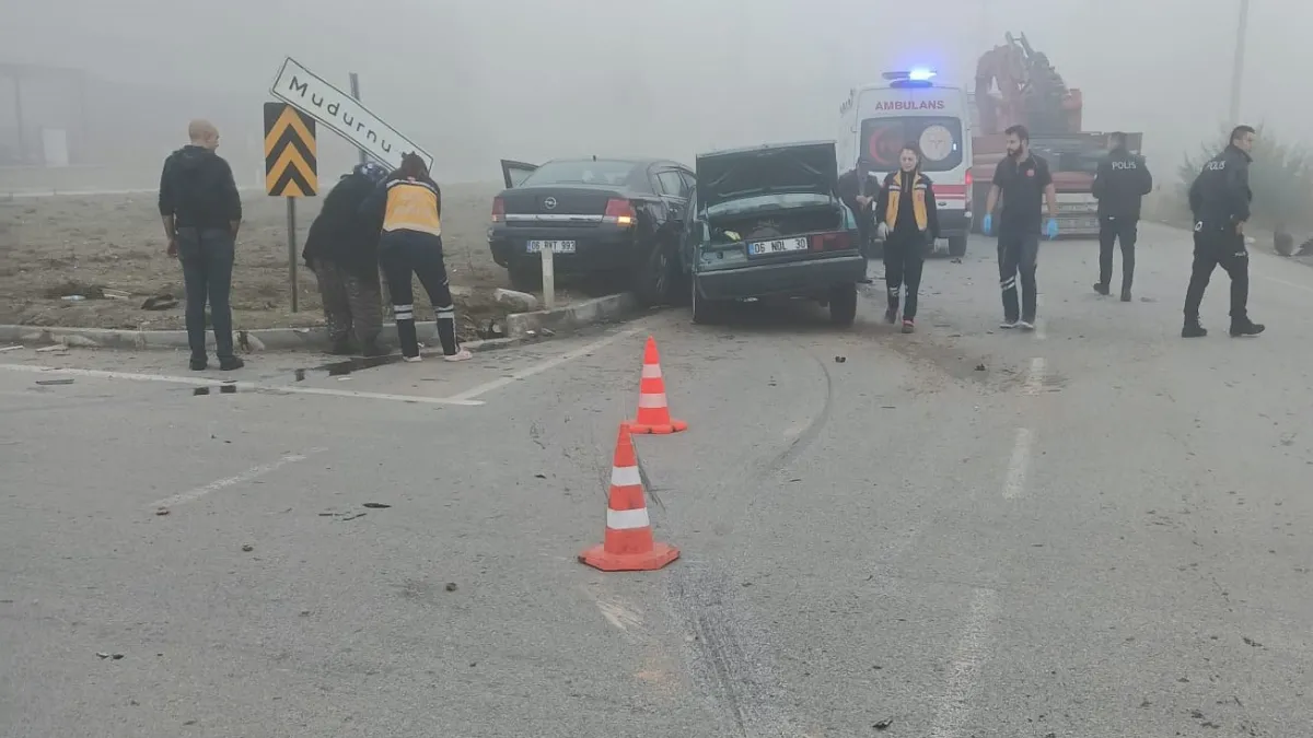 Kavşakta otomobiller çarpıştı: 1’i bebek, 4 yaralı
