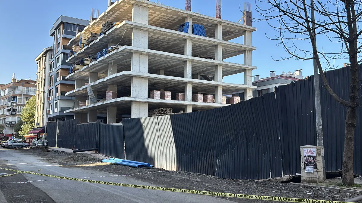 Samsun'da istinat duvarının çökme tehlikesi nedeniyle cadde trafiğe kapatıldı