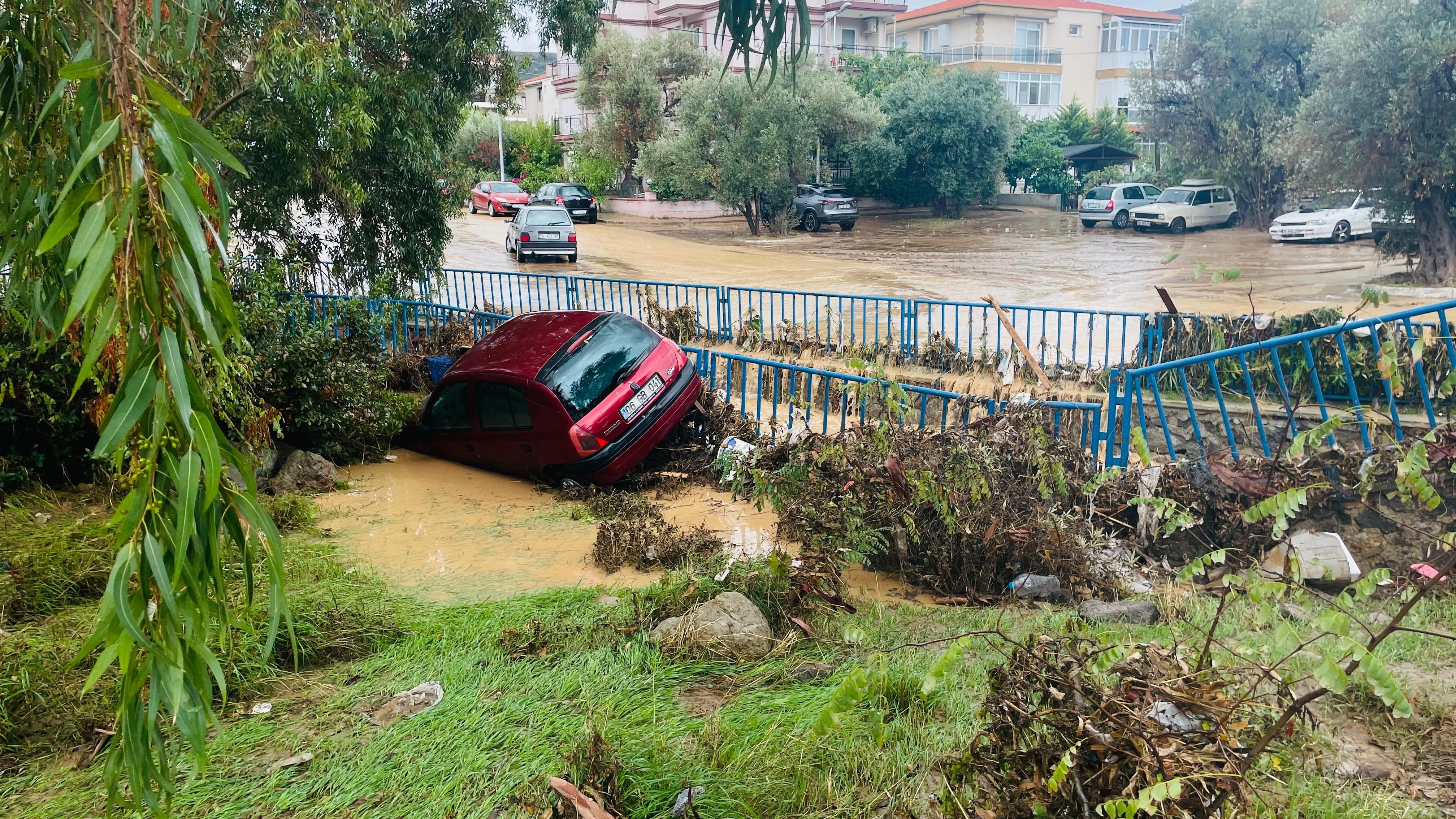 Foça'da yoğun yağış sele yol açtı: 1 kişi kayıp