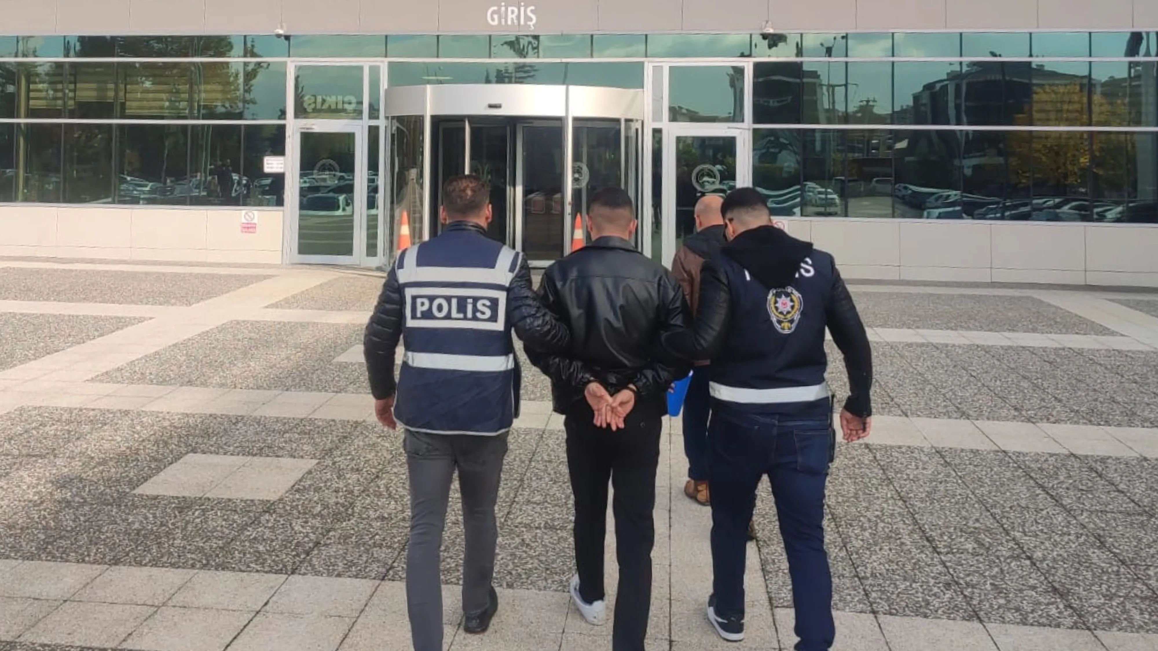 Dedesinin evinde kapı ve pencereye kadar her şeyi çalan torun tutuklandı