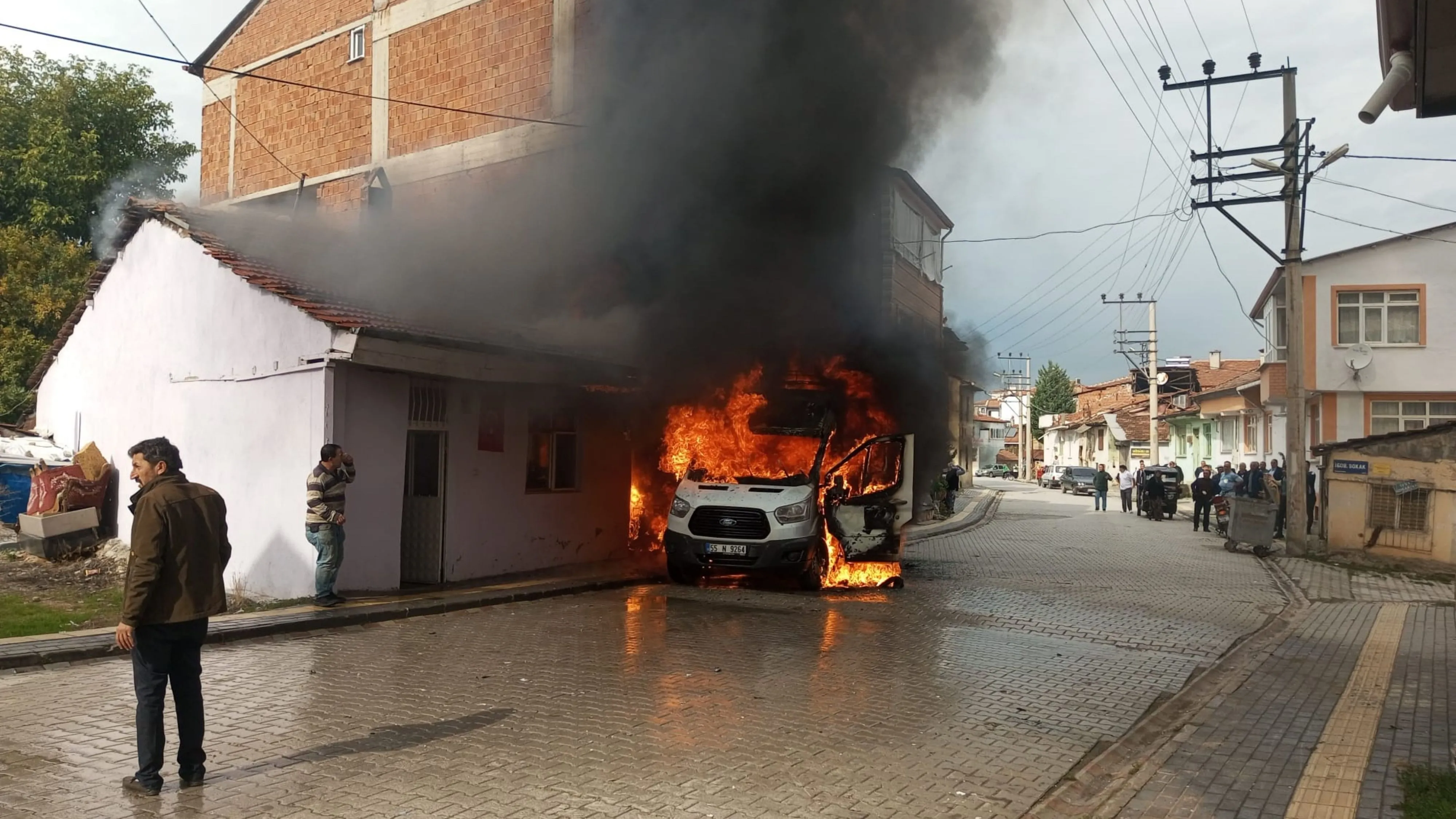 Minibüste çıkan yangında 2 bina zarar gördü