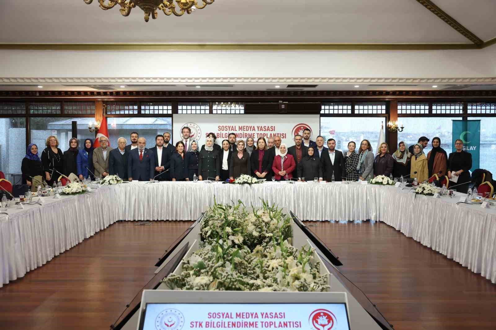 Bakan Göktaş, sosyal medya düzenlemesi için STK temsilcileriyle bir araya geldi