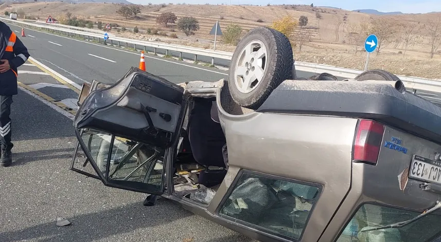 Traktöre çarpan otomobil devrildi: 5 yaralı