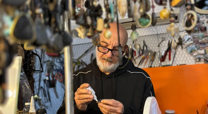 Doğadan topladığı taşları takıya çeviriyor 