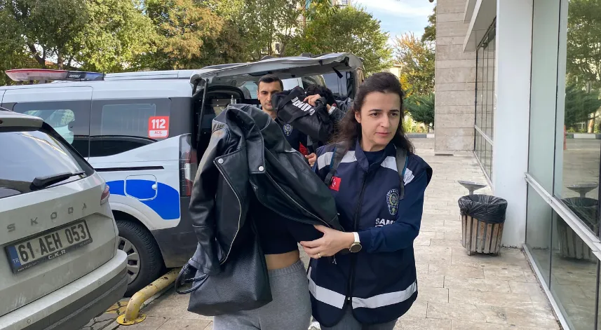 Alışveriş merkezinden yiyecek ve içki çalan 2 kişiye gözaltı