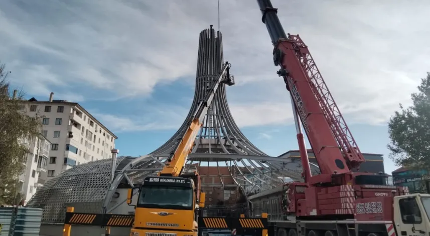 Çorum'da 'ucube' olarak nitelendirilen demir kubbeli yapının yıkım çalışmalarına başlandı