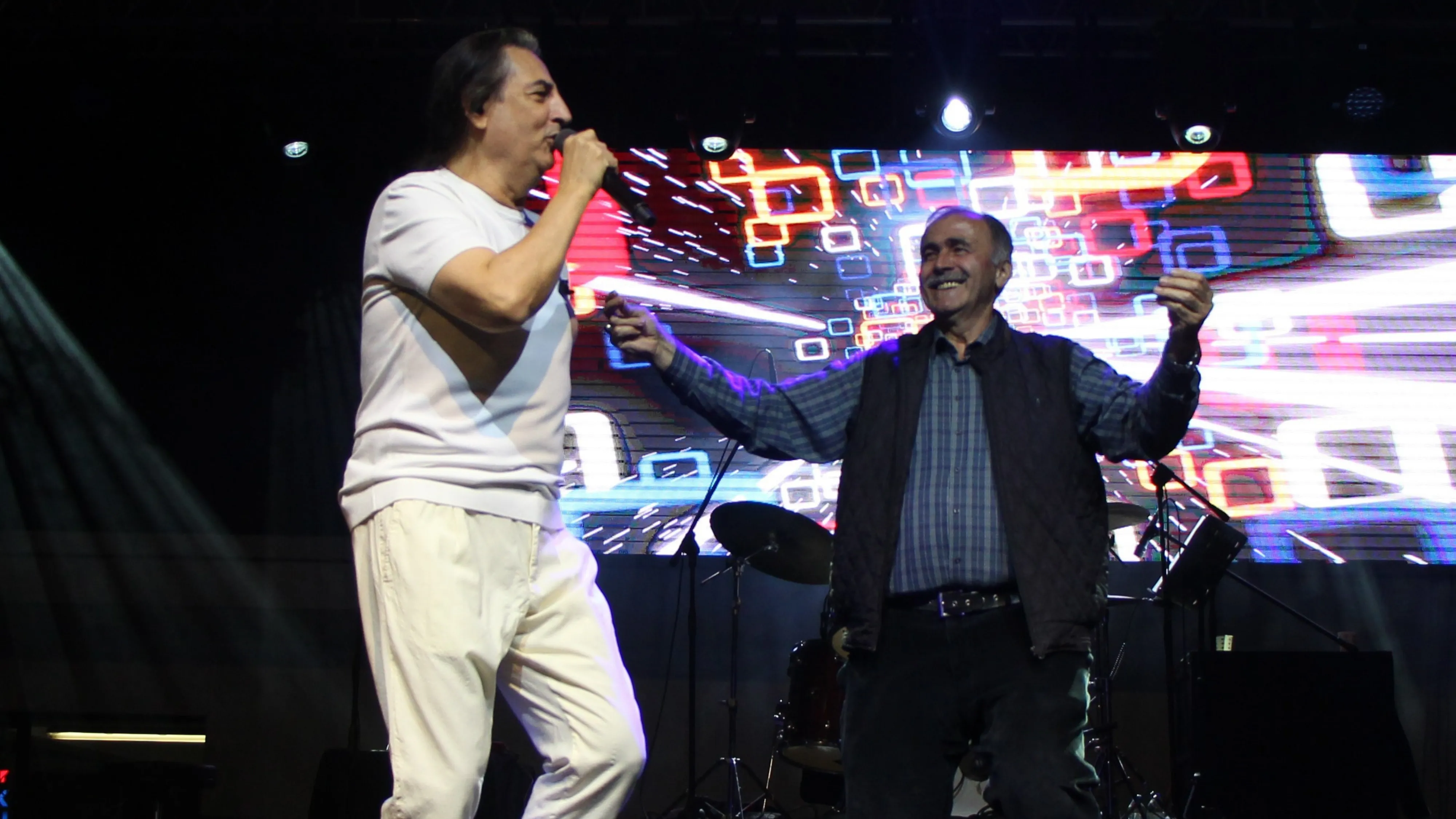 Ünlü şarkıcı Çelik, Amasya konserinde mahalle muhtarıyla sahnede oynadı