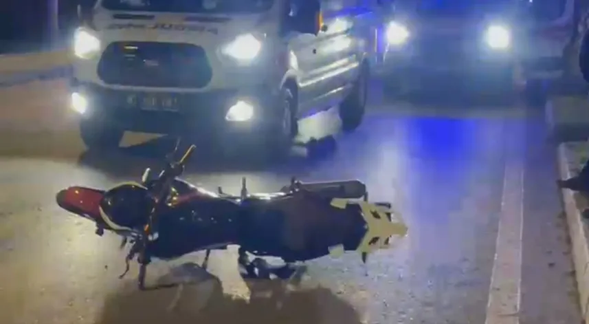 Taksinin motosiklete çarpıştığı kaza kamerada; 2 yaralı