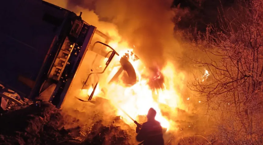 BOLU'da Anadolu Otoyolu'nda ilerlerken dorsesi alev alan alkollü içecek yüklü TIR, büyüyen yangında 