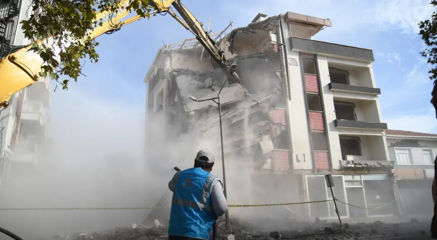 Sındırgı'da yıkım çalışmaları sürüyor