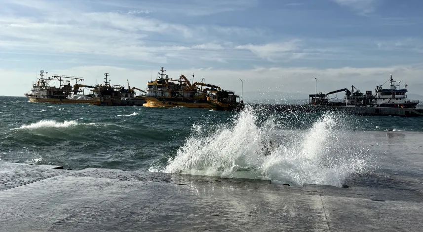 Sinop'ta fırtına sahilde yüksek dalgalar oluşturdu