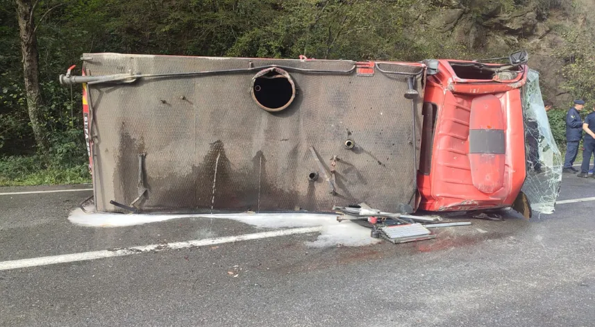 Yangına müdahaleden dönen itfaiye aracı devrildi: 2 yaralı