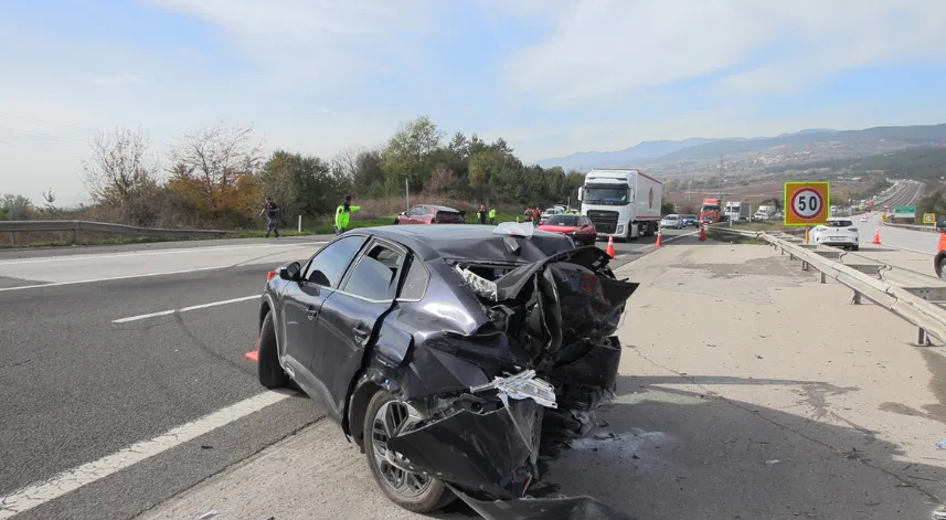 Otoyolda cip, otomobile çarptı: 1 ölü, 4 yaralı 