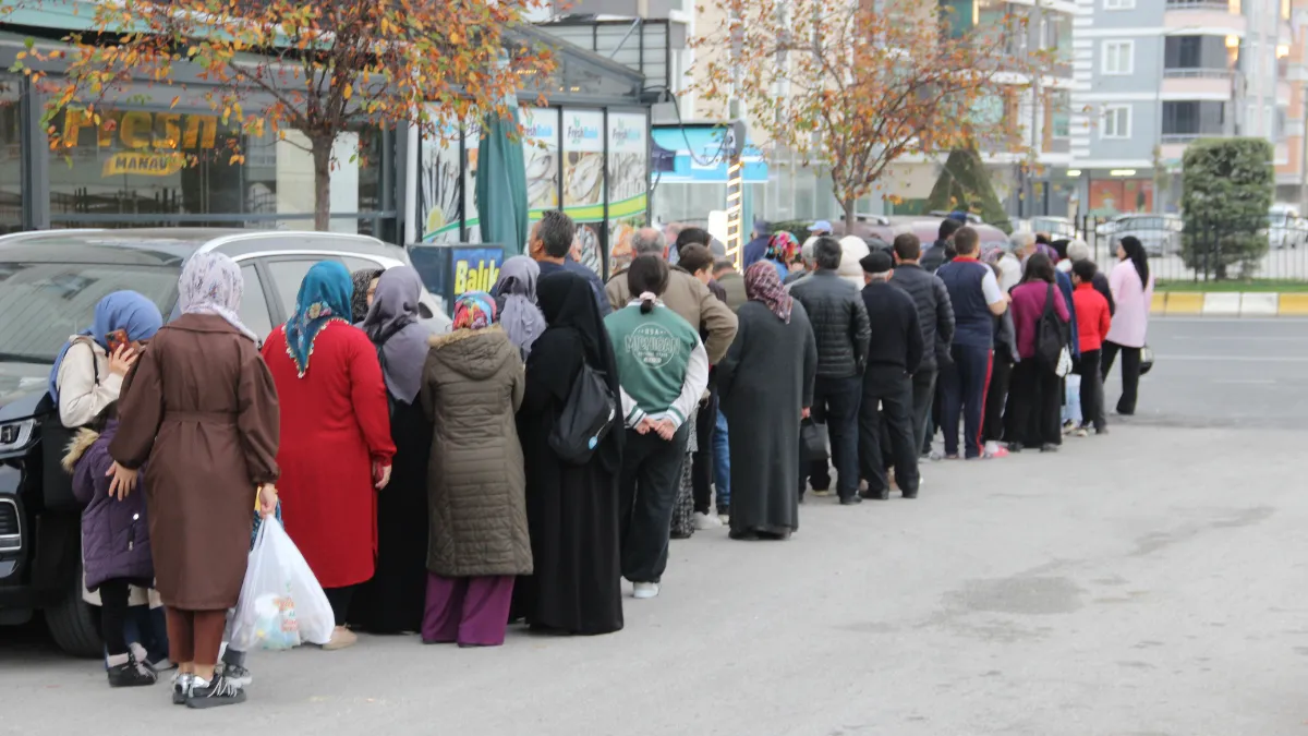 Hamsinin Kilosu 40 Liraya Düştü: Metrelerce Uzunlukta Kuyruk Oluştu