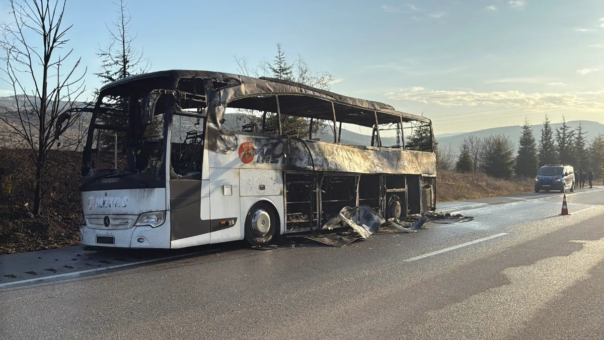 Seyir halindeki yolcu otobüsü yandı