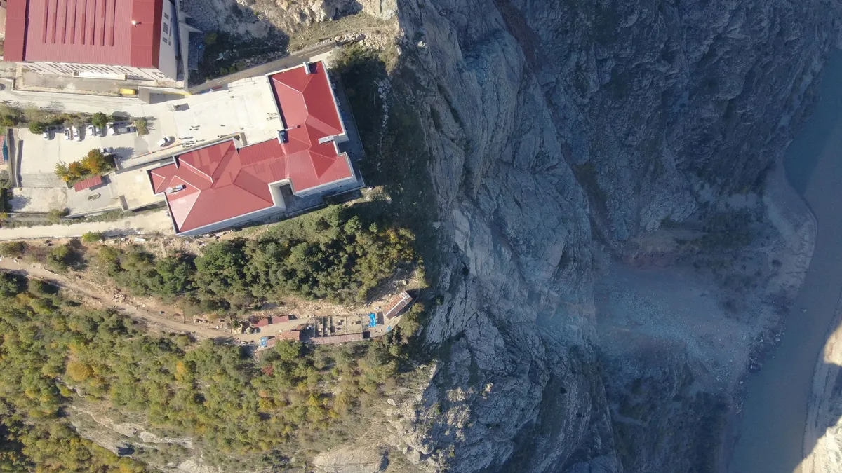 Artvin'de Lise yakınında, kaya kopmalarının yaşandığı yamaçta kapsamlı inceleme