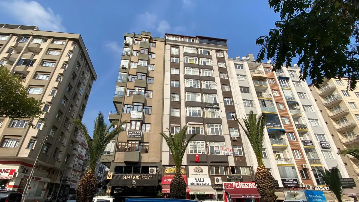 Mahkeme kararıyla komşunun bir odasını kendi dairesine kattı